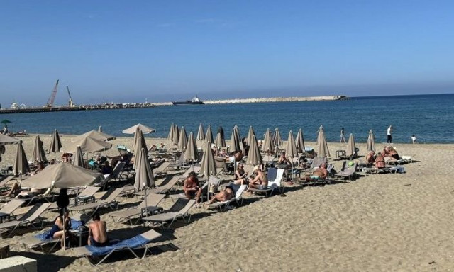 Απίστευτες εικόνες στο Ρέθυμνο: Νοέμβριος και ακόμη κολυμπούν οι τουρίστες