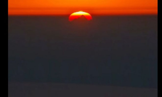 Απίθανη λήψη: Φωτογράφος έπιασε την «πράσινη ακτίνα» την ώρα που έδυε ο ήλιος