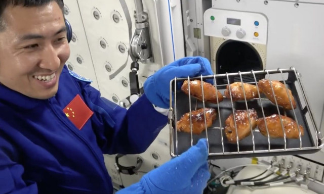 Το πρώτο διαστημικό μπάρμπεκιου: Ταϊκοναύτες μαγείρεψαν σε τροχιά κοτόπουλο και μπριζόλα