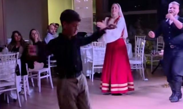 Κρήτη: 12χρονος χορεύει Μαλεβιζιώτη και όλοι μένουν άναυδοι