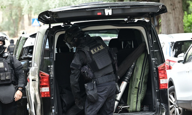 Ηράκλειο: Έφοδος της ΕΚΑΜ σε Airbnb για ναρκωτικά - O ένοικος επιχείρησε να φύγει από τον φωταγωγό