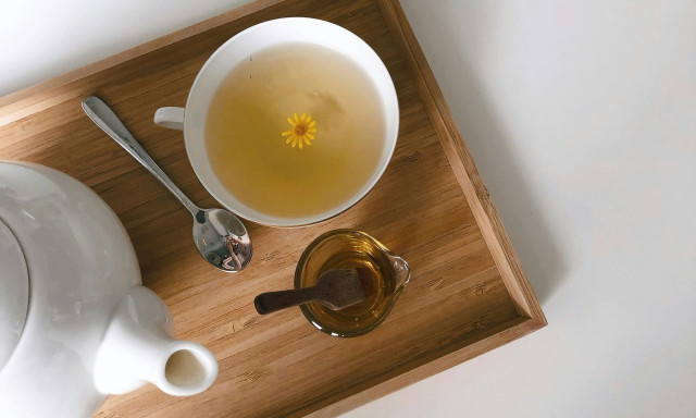 Αυτό είναι το φυσικό ρόφημα με 3 υλικά που ανακουφίζει άμεσα τον πονόλαιμο