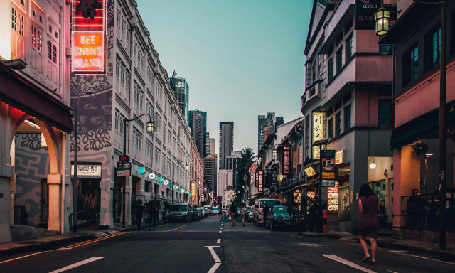 Με μαστίγωμα θα τιμωρεί η Σιγκαπούρη τους απατεώνες - Τι ορίζει ο νέος νόμος