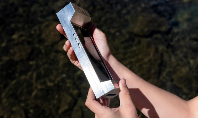 Ο… εχθρός του scrolling – Δημιούργησε θήκη κινητού 3 κιλών για να σταματήσει το σερφάρισμα