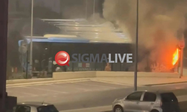 Η στιγμή που τυλίγεται στις φλόγες λεωφορείο στην Πάφο - Βίντεο