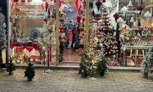 Ξεκίνησε ο στολισμός: Το Ρέθυμνο φοράει τα χριστουγεννιάτικά του