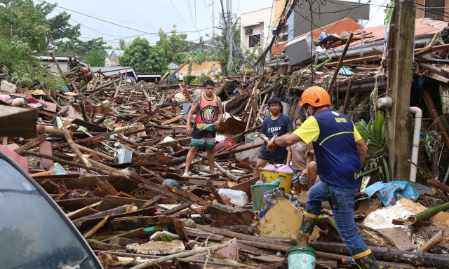 Θρήνος στις Φιλιππίνες: Τους 140 έφτασαν οι νεκροί του τυφώνα Καλμαέγκι