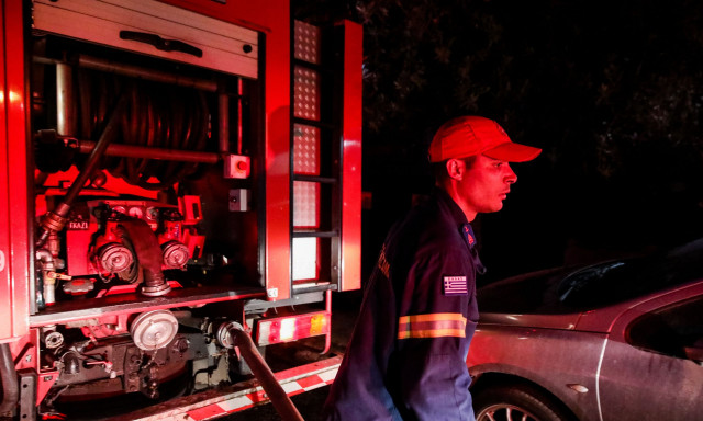 Νέος Κόσμος: Από έκρηξη στην κουζίνα του διαμερίσματος η φωτιά - Εκτοξεύτηκαν γυαλιά στον δρόμο