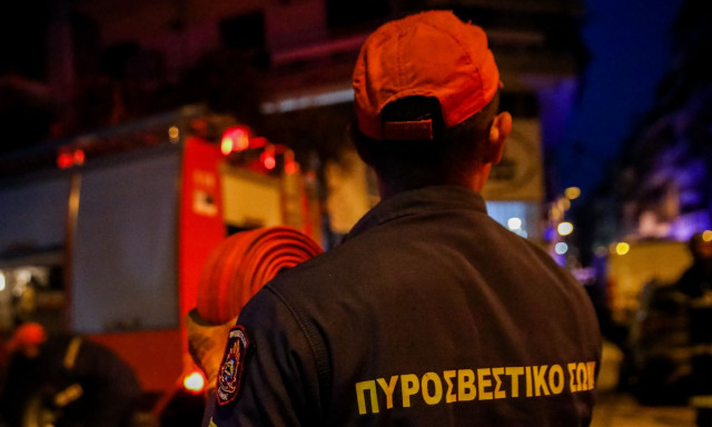 Φωτιά σε πολυκατοικία στην πλατεία Αμερικής - Δύο άτομα με αναπνευστικά προβλήματα στο νοσοκομείο