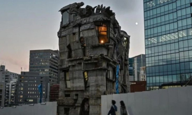 «Η Σαγράδα Φαμίλια του Τόκιο»: Το κτίριο που χτιζόταν 20 χρόνια και τελικά… μετακινήθηκε σε ράγες