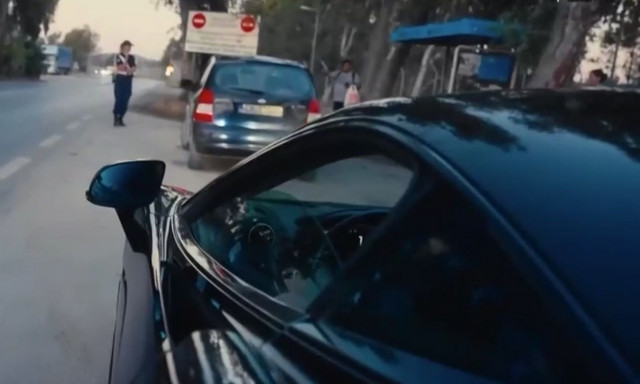 Βίντεο ντοκουμέντο: Οδηγός με McLaren «έσπασε τα κοντέρ» σε αυτοκινητόδρομο