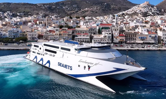 Σύρος: Εντυπωσιακό τρίλεπτο ρεμέτζο του Eurochampion Jet και ταχύτατη αναχώρηση - Δείτε βίντεο