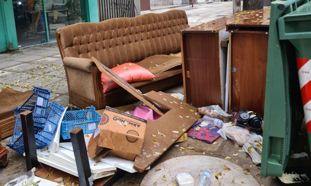 Θεσσαλονίκη: Τον έπιασαν να αφήνει ογκώδη και μπάζα σε πεζοδρόμιο και τον συνέλαβαν