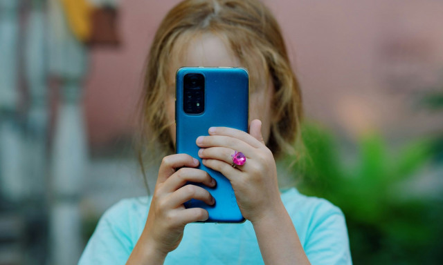 Η Δανία απαγόρευσε τη χρήση των κοινωνικών δικτύων από παιδιά κάτω των 15 ετών