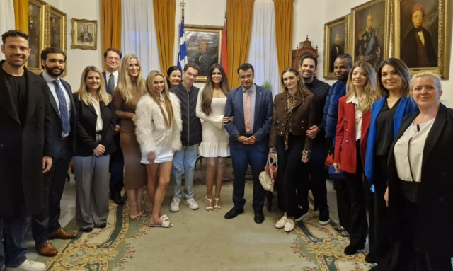 Η Κίμπερλι Γκιλφόιλ έλαβε τιμητικό μετάλλιο από τον Δήμο Ύδρας - Παρών και ο Κωνσταντίνος Αργυρός