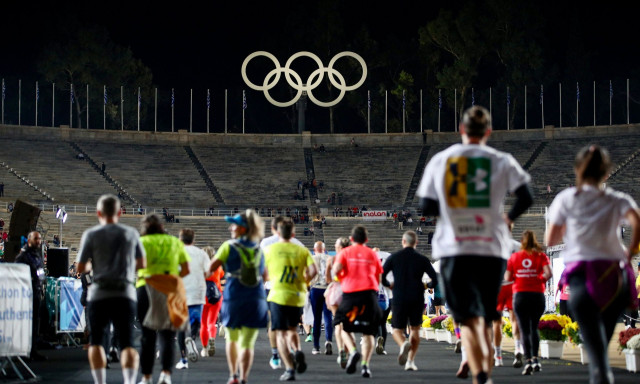42ος Αυθεντικός Μαραθώνιος: Πλήθος κόσμου στους αγώνες των 5 χλμ – Δείτε φωτογραφίες