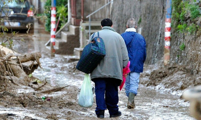 Πλημμύρισε η Σικελία: Ορμητικά νερά παρασέρνουν οχήματα και τραπέζια