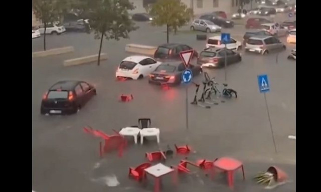 Οι Συρακούσες έγιναν «λίμνη» - Σαρωτικές καταιγίδες πλημμύρισαν τους δρόμους με τραπεζοκαθίσματα