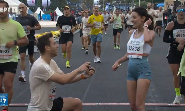 42ος Αυθεντικός Μαραθώνιος Αθήνας: Τερμάτισε και δέχθηκε πρόταση γάμου