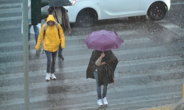 Καιρός - Τσατραφύλλιας: Πάνω από 1000 αστραπές και κεραυνοί στην Αττική σε δύο ώρες