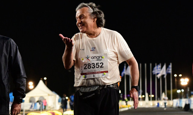 42ος Αυθεντικός Μαραθώνιος Αθήνας 2025: Συγκίνηση στον τερματισμό του τελευταίου δρομέα