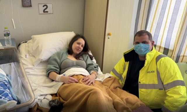 Μεσσηνία: Αστυνομικός μετέφερε στο νοσοκομείο ετοιμόγεννη που ήταν εγκλωβισμένη στην κακοκαιρία