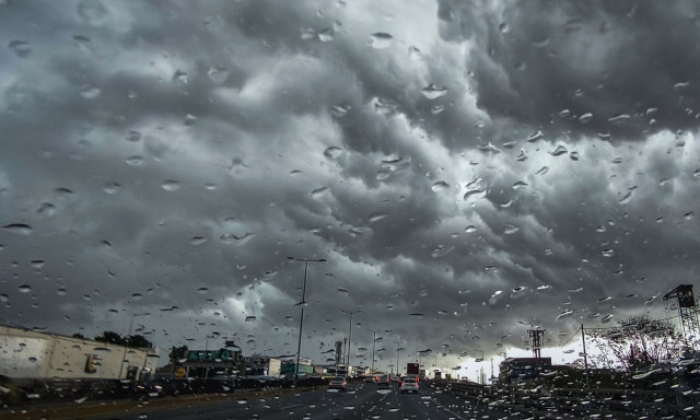 Καταιγίδα αυτή την ώρα στην Αττική - «Άνοιξαν οι ουρανοί», πλημμυρισμένοι δρόμοι και ισχυρή βροχή