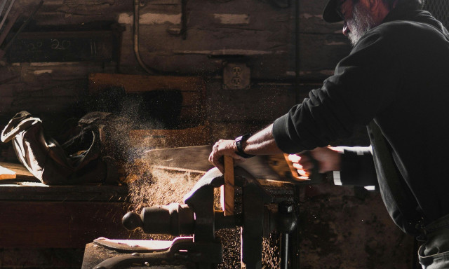 Εκτοξεύτηκε ο αριθμός των συνταξιούχων που εργάζονται - Χρηματοδοτούν οι ίδιοι τις συντάξεις τους