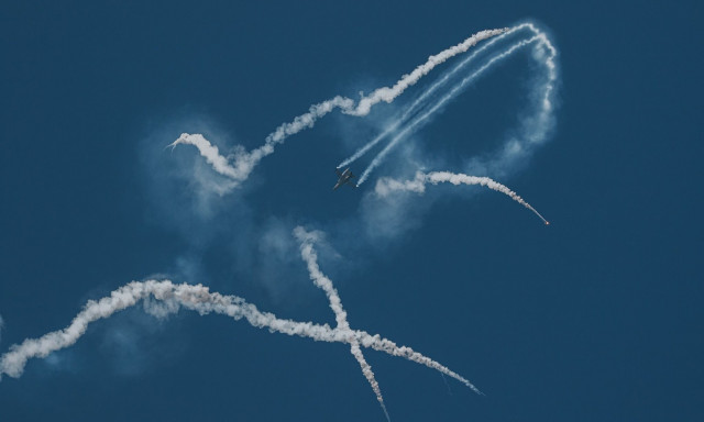 Ηράκλειο: Εντυπωσιακό θέαμα στον ουρανό από την ομάδα «ΖΕΥΣ» της Πολεμικής Αεροπορίας