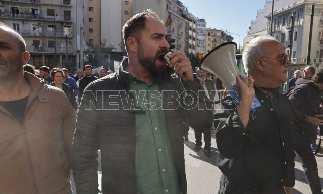 Έξω από το κτήριο του ΟΠΕΚΕΠΕ οι αγρότες - «Κλέφτες και λαμόγια» φωνάζουν διαμαρτυρόμενοι