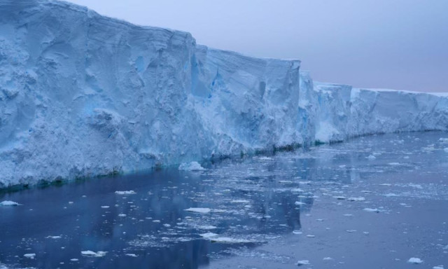 Επιστήμονες εντοπίζουν μια διαδικασία που επιταχύνει τη διάλυση του «παγετώνα της τελικής κρίσης»