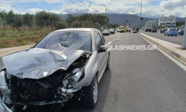 Χανιά: Τροχαίο με μια σοβαρά τραυματία - Αναβάτης μοτοσικλέτας έπεσε σε παρμπρίζ αυτοκινήτου