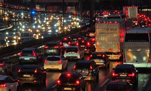 Κίνηση: Σοβαρά προβλήματα στους δρόμους της Αττικής - Αυξημένη κίνηση σε όλο το Λεκανοπέδιο