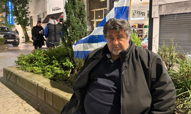 Λάρισα: Σε απεργία πείνας κτηνοτρόφος έξω από το γραφείο του Χρήστου Κέλλα