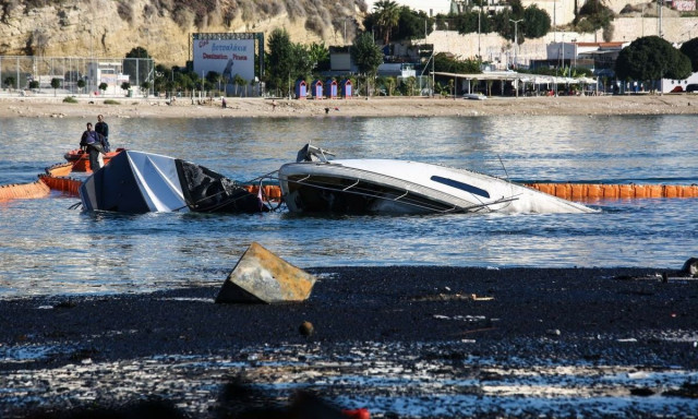 Βυθίστηκαν 4 σκάφη: Πώς ξεκίνησε η φωτιά στη Μαρίνα Ζέας που έκαψε ιστιοφόρο και τρία γιοτ