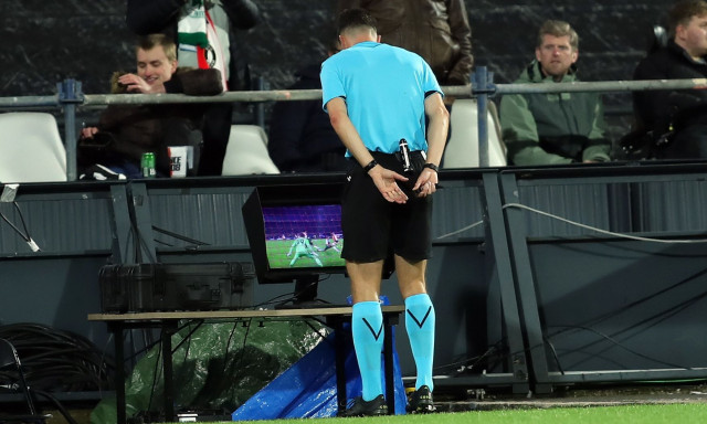 Αλλάζουν τα πάντα στο ποδόσφαιρο: Δύο διαιτητές, τέλος οι βοηθοί, περισσότερες αρμοδιότητες στο VAR