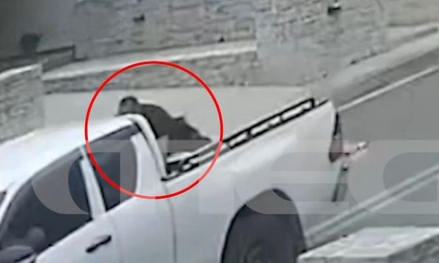 Βορίζια: Η στιγμή που ο 39χρονος νεκρός μεταφέρεται στην καρότσα αγροτικού μετά τους πυροβολισμούς