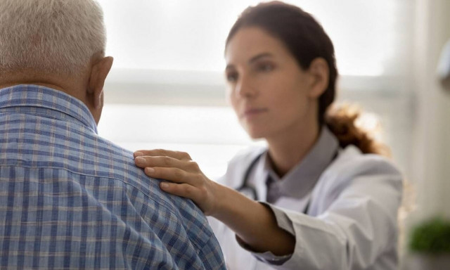 Νευροεπιστήμονας αποκαλύπτει 3 «κρυφούς» παράγοντες που μπορεί να προκαλέσουν Αλτσχάιμερ