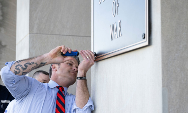 ΗΠΑ: Και επίσημα «υπουργείο Πολέμου» το Άμυνας - Βίδωσε την επιγραφή ο Χέγκσεθ - Βίντεο