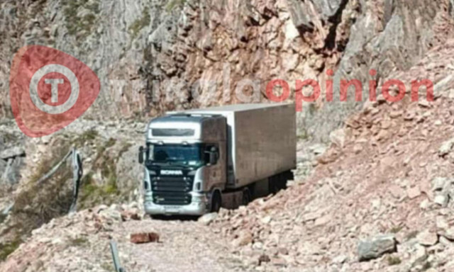 Τρίκαλα: Το GPS έστειλε Βούλγαρο με νταλίκα σε... γκρεμό - Απίστευτες εικόνες