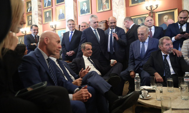 Επιχείρηση συσπείρωσης: Τα τραπεζώματα Μητσοτάκη στους βουλευτές της ΝΔ