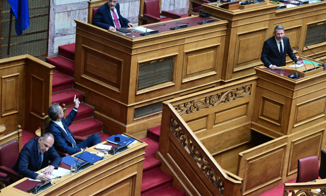 Μάχη Μητσοτάκη - Ανδρουλάκη με όριο 60 λεπτών στην ώρα του πρωθυπουργού και «μασάζ» στην ΚΟ της ΝΔ