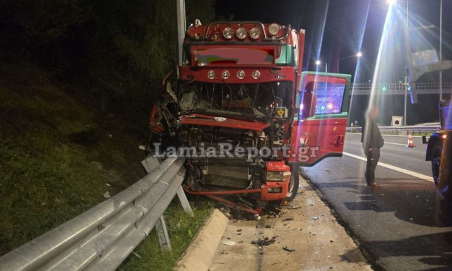 Λαμία: Εκτροπή νταλίκας στην εθνική οδό κοντά στα Καμένα Βούρλα - Δείτε φωτογραφίες