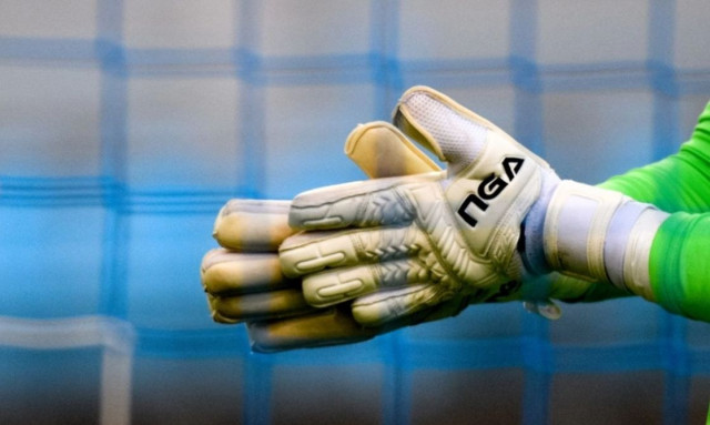 Γιατί οι τερματοφύλακες φτύνουν τα γάντια τους πριν το πέναλτι: Το «επιστημονικό» μυστικό