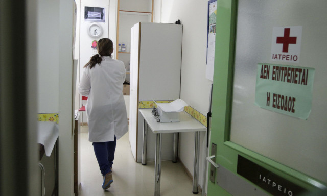 Πένθος στην Τυλισό Ηρακλείου: Κοριτσάκι 2 ετών πέθανε ξαφνικά στην αγκαλιά της μητέρας του