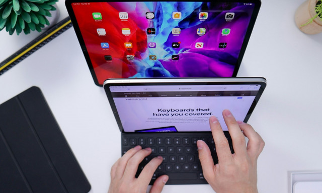 «Ακούγεται υπερβολικό, αλλά είναι αλήθεια» – Πόσο χρόνο της ζωής μας περνάμε μπροστά σε οθόνες;