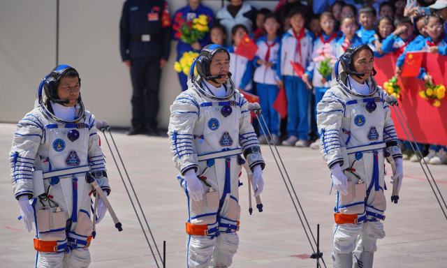 Τέλος στην περιπέτεια Κινέζων αστροναυτών που είχαν εγκλωβιστεί στη Τιανγκόνγκ, επέστρεψαν στη Γη