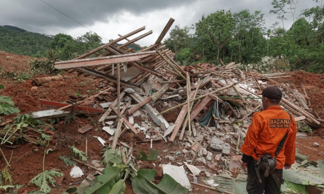 Ινδονησία: Κατολίσθηση έθαψε δεκάδες σπίτια - Τουλάχιστον έξι νεκροί και 17 αγνοούμενοι