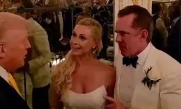 Εμφάνιση – έκπληξη του Ντόναλντ Τραμπ σε γάμο στη Φλόριντα: «Τι όμορφο ζευγάρι»