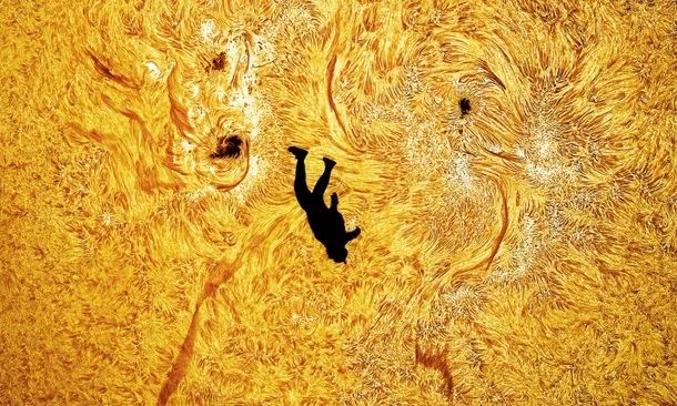 Αστροφωτογράφος απαθανάτισε αλεξιπτωτιστή να κάνει ελεύθερη πτώση με φόντο τον Ήλιο